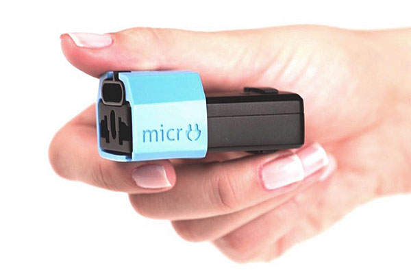 Micro adaptateur universel dans la main